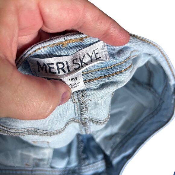 Meri Skye (Dia) Lightwash distressed denim shorts - Picture 6 of 7